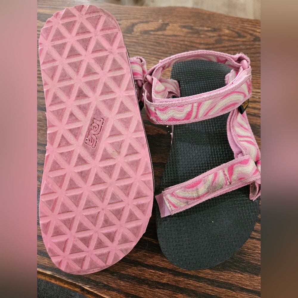 Girls TEVA size 1 Great Used Condition. (5) - Picture 4 of 5